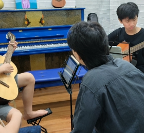 Lớp học guitar tại TPHCM | Thỏa mãn đam mê âm nhạc cho bé